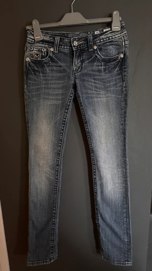 Miss me jeans Stl 25 - Använda men är i väldigt bra skick Endast seriösa köpare  Skickar endast med spårbar frakt för allas säkerhet 