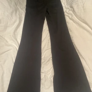 Byxor från lager 157 - Jättefina utsvängda byxor med slits från lager 157. Nytt skick.