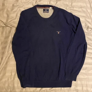 Gant tröja - Blå gant tröja i storlek M, säljes pga att den blivit liggandes i garderoben senaste tiden.  150kr, finns i Solna 