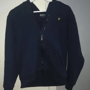 Lyle & scott zip hoodie - Marinblå hoodie med dragkedja i väl bevarat skick, mycket sparsamt använd. Storlek 14/15 år passar mig 175cm bra  Ord. Pris 599