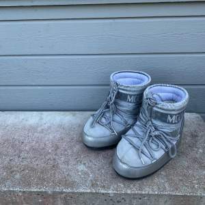Säljer mina sjukt coola Moon boots då jag har för mycket skor och inte kan ha kvar dom, använda men i bra skick. Medela om fler bilder eller frågor. Pris kan diskuteras ⭐️💘