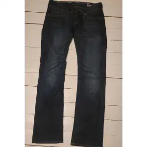 Super snygga jeans ifrån mavi, lågmidjade mörkblå.  Använda ett fåtal gånger i bra skick💗 storlek 27