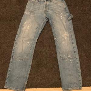 Weekday Space Carpenter Jeans i storlek 29. Sitter baggy på mig som är 170 cm lång. Använda fåtal gånger och är i fint skick. Tveka inte att fråga:)