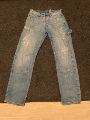 Weekday Space Carpenter Jeans - Weekday Space Carpenter Jeans i storlek 29. Sitter baggy på mig som är 170 cm lång. Använda fåtal gånger och är i fint skick. Tveka inte att fråga:)