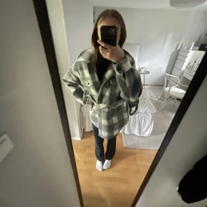 Grå rutig kappa - Grå rutig kappa från Nelly trend, använd endast en gång. 🩵🩵köpte den för 699. Den är i storlek 34 och passformen är normal.