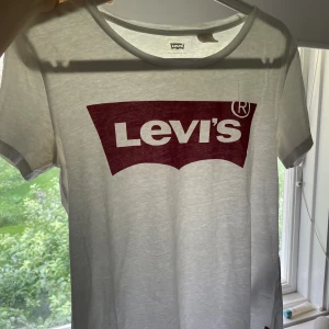 Levis🤍❤️ - Levis T-shirt med rött tryck som är i mkt bra skick! 😍