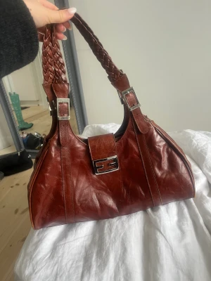 Fendi väska  - Jätte fin väska i brun läder. Köpt second hand i Köpenhamn. Väldigt likt fendi, men är från något märke som heter ”Bree”