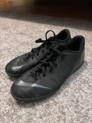 Nike Mercurial fotbollsskor  - Sparsamt använda skor. Inga större märkvärdigheter på skor. Super nöjd med dom allmänt. Kan tvättas vid förfrågan. Används på grus men funkar även på konstgräs. Storlek 40 