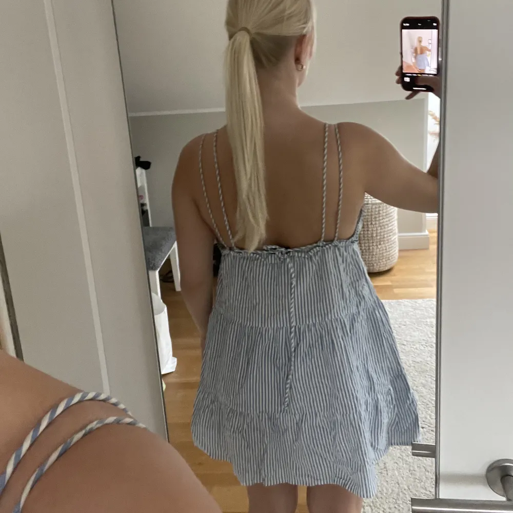 Super söt klänning som passar både till vardags eller som strandklänning!. Mekot.