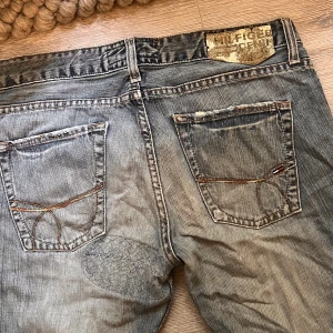 Tommy helfiger denim roadster - Säljer snyggaste jeansen med den bästa washen som tyvvär är lite små på mig😫De är köpta second hand och har blivit reparerade av den tidigare ägaren på baksidan😉De är lowwaisted och straight leg 🌟Vid funderingar kring mått & bilder är det bara att skriva🥰