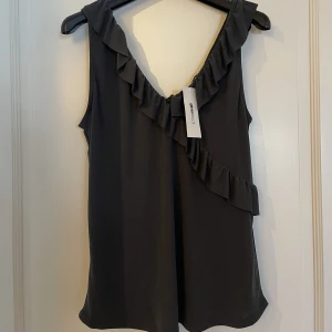 Linne - Linne med volanger, aldrig använd, ordinarie pris 199kr