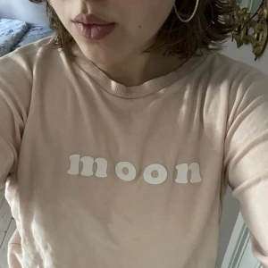 Rosa långärmad trlja - Tröja från Mango denim & tees. Mer rosa i verkligheten. Använd en del men i gott skick och har varken fläckar eller hål. Står i vit text ”moon” på bröstet. Bomull passar nån som är S till mindre M