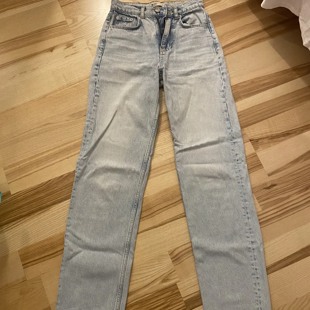Jeans från Gina i storlek 32 jätte bra i längden är 167 cm med långa ben. Jeans & Byxor.