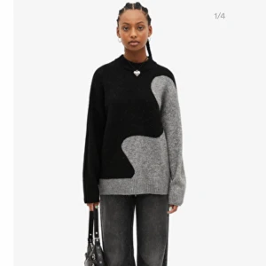 Stickad tröja - Säljer denna tröja från monki i storlek xs i nyskick med prislapp på. Helt slutsåld överallt.  Säljer för 450kr+frakt