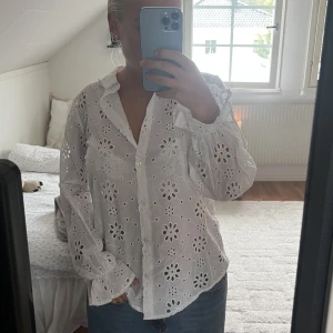 Skjorta - Jättefin skjorta med utsvängda ärmar från Boohoo med prislapp kvar. Linné liknande material🤠