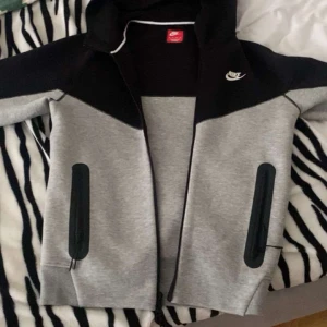 Nike tech fleece (Nya versionen) - Helt ny Nike tech fleece köpt för 1500 på Nike. Har tyvärr inget kvitto men säljs pågrund av fel storlek. 