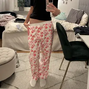 såå fina pyjamas/mjukis-byxor från calvin klein med blommor på