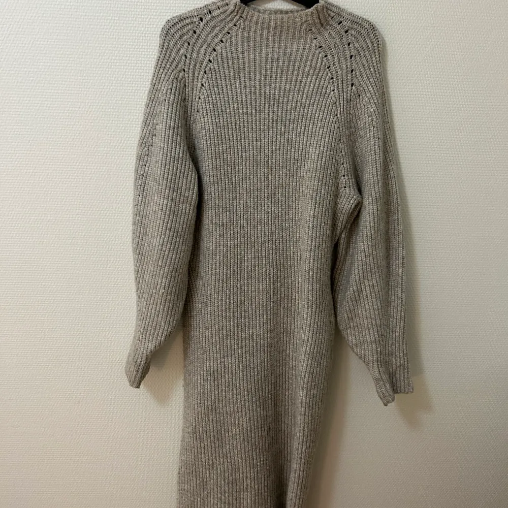 Superfin stickad klänning. Perfekt till hösten. ❤️Köpt på H&M för 499kr. Sparsamt använd. . Klänningar.