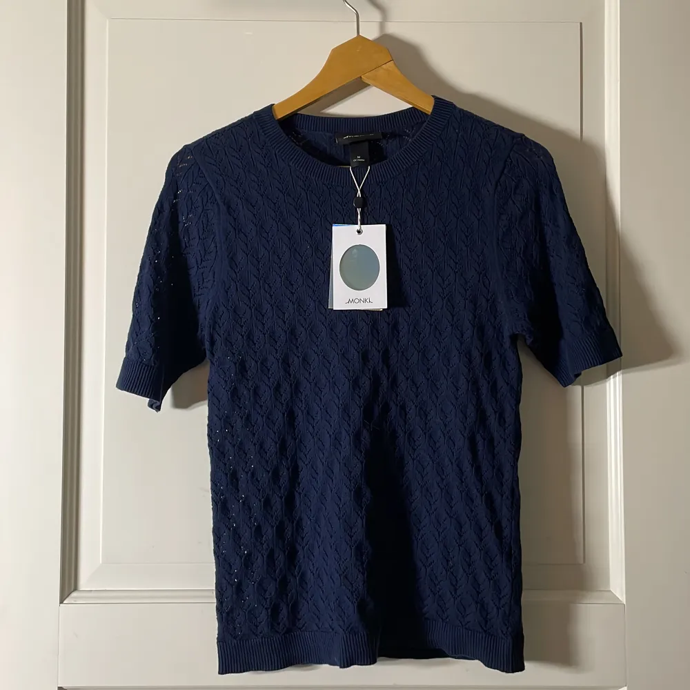 Marinblå stickad t-shirt, stl M 100% bomull  Endast provad . Stickat.