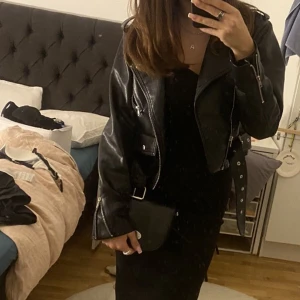 Svart skinnjacka Bikbok - En svart skinnjacka från bikbok som inte kommer till användning, ser helt ny ut och har bara använts några gånger. Den har flera detaljer och fickor, kontakta mig om du vill ha fler bilder💞
