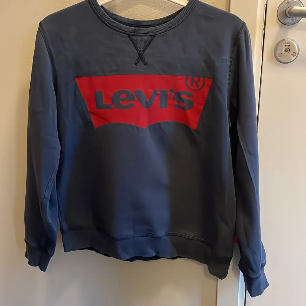 Säljer nu en Levis sweatshirt i storlek 160. Den är i bra skick och snygg till mycket.. Tröjor & Koftor.