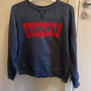 Säljer nu en Levis sweatshirt i storlek 160. Den är i bra skick och snygg till mycket.