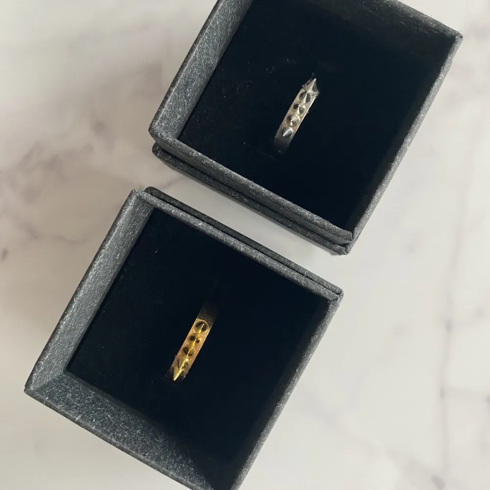 (Säljer för mitt UF) Studded Ring är en ring med en supercool och unik design som finns i både silver och guld. Perfekta för att klä upp din outfit lite. Vårt pris för den är endast 26 kr ?!  Färg: Guld och silver Pris: 26 kr  Insta: @zemcosmeticsuf. Accessoarer.