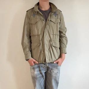 Ralph Lauren Field Jacket  - Ralph Lauren Fieldjacket- storlek L - varan är i jätte fint skick, inga flaws -nypris ~4200kr - modellen är 188cm och 83kg - vid frågor eller funderingar är det bara att skriva! 