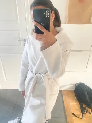 Benvit kappa🤍 - Lite längre benvit kappa med huva från Zara, köpt förra hösten. Använd några gånger men är i väldigt bra skick!🤎