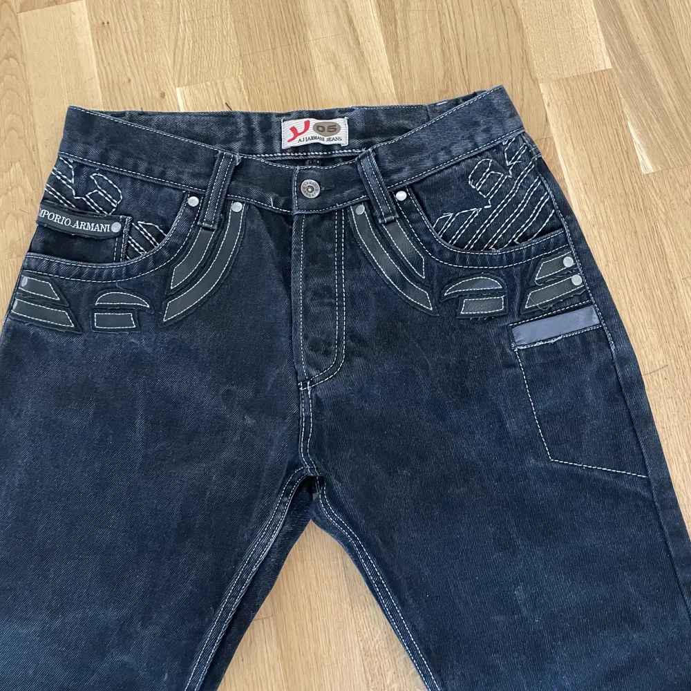 Armani byxor i storlek 33/34 inga defekter alls, säljer eftersom jag inte använder dom längre. Tycker jag redan nästan rånar mig själv när jag säljer så här billigt men det går kanske att pruta om du agerar snabbt  . Jeans & Byxor.