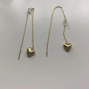 Två jättefina hjärt-örhängen - Nästan helt nya, använd 2 gånger köpt på glitter runt 100kr. Används inte längre för har bytt till silver.