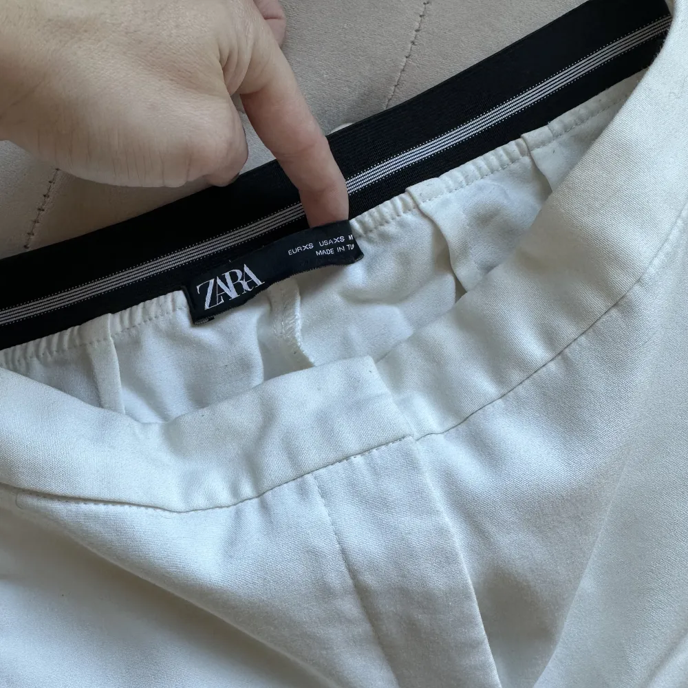 Säljer min vita kostymbyxor från ZARA. Använda fåtal ggr🤍 säljer även i svart färg!. Jeans & Byxor.