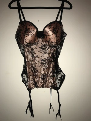Spets korsett - Jag säljer min rosa spets korsett i mycket fint skick i storlek 42. 