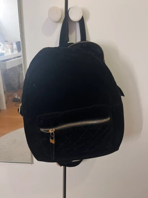 Väska - Sammet väska perfekt för stan eller till kontoret/ skolan!! 