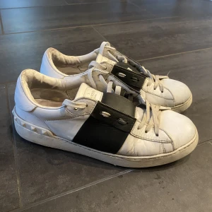 Valentino sneakers vit svart - Valentino sneakers vit svart Storlek 42  Väl använda men finns fortfarande liv kvar Användt skofärg för att täcka över slitage på tån Nypris 5500