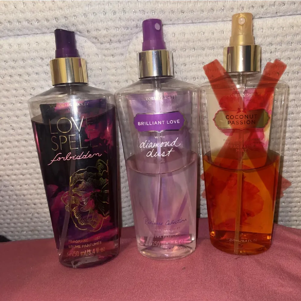 2 st Victorias secret body mist. Love spell- 120kr. Brilliant love - 60kr.  Coconut pssion är såld. . Parfym.