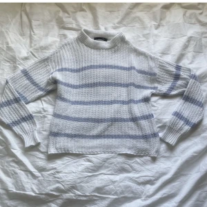 Stickad randig tröja - Blå och vit randig stickad tröja från Lager 157 perfekt inför hösten storlek Xs