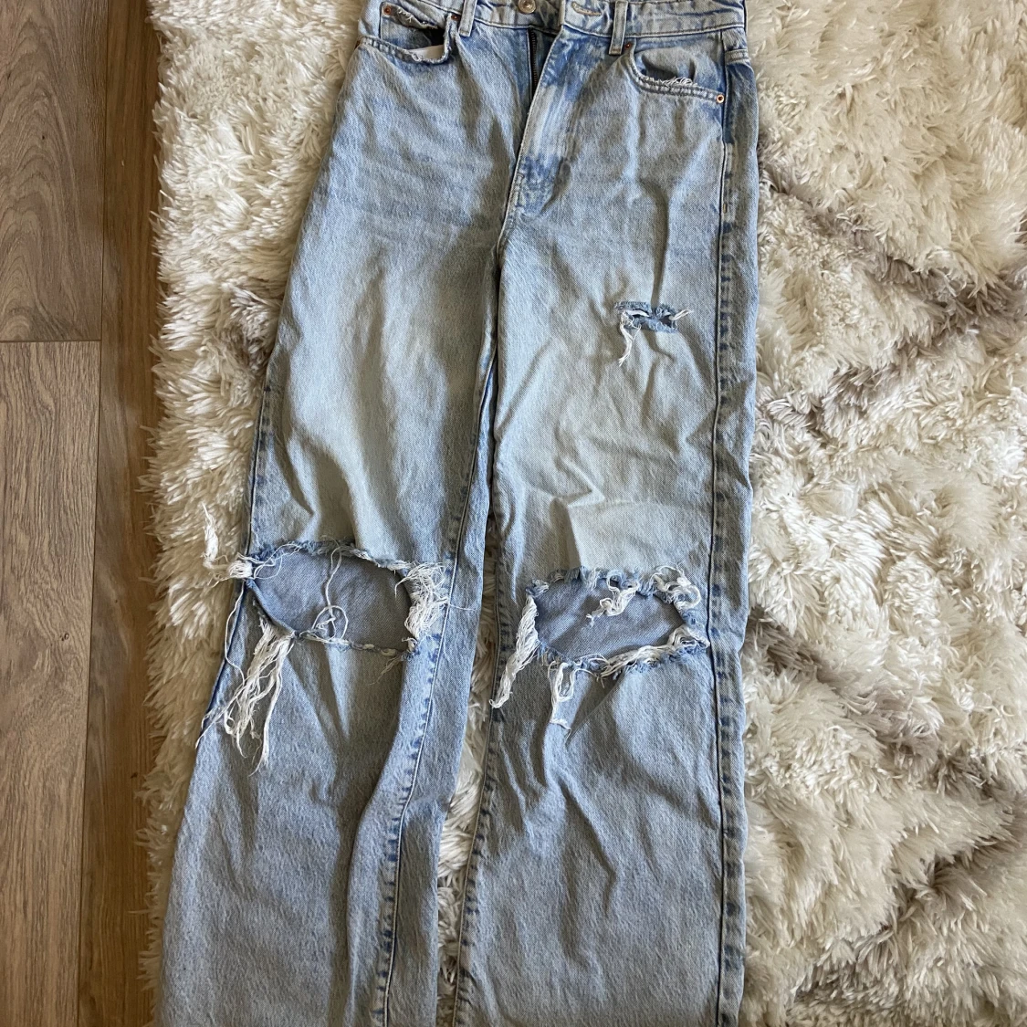 Blåa jeans med hål  - 91