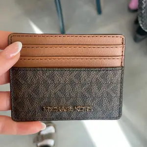 Säljer denna sjukt fina plånboken från Michael kors som är helt ny. Skriv privat om fler frågor💕