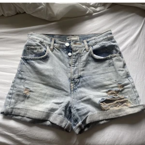 Jeansshorts  - Jeansshorts med slitningar från Gina Tricot storlek 34. Säljer pga de har blivit för små för mig