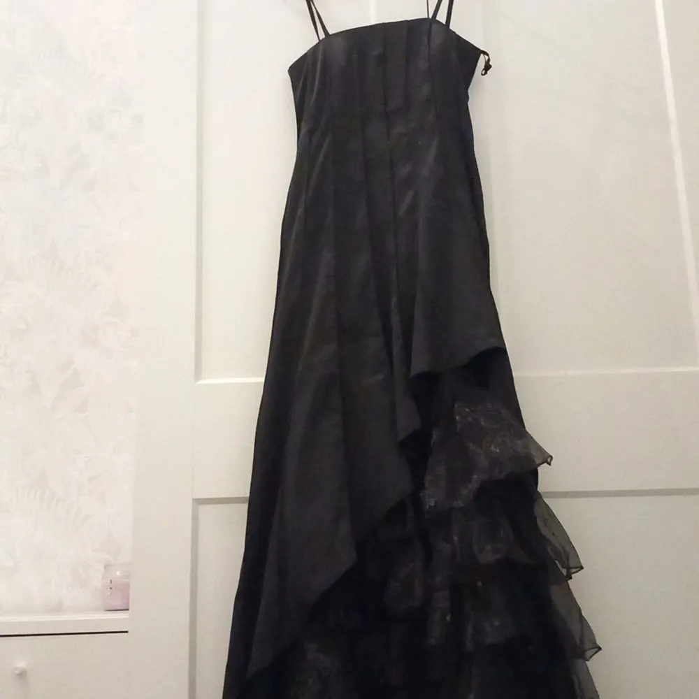 Long black dress . Klänningar.