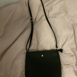 Väska  - Säljer denna pga ingen användning! Jätte fin använd fåtal gånger fraktar så fort jag kan. Skriv privat för mer bilder eller information.💗Pris 199