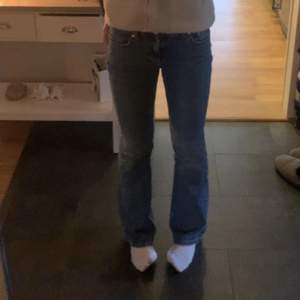 Jättesnygga blåa lågmidjade bootcut jeans från Gina som passar till allt🙌🏽🙌🏽Använda men i bra skick! nypris 500kr mitt pris 250kr🩵🩵 Innerbensmått 80cm!!!