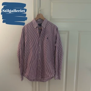 Ralph Lauren skjorta m - En extremt fin röd/rosa randig polo Ralph Lauren skjorta som har storlek M. Skicket är perfekt och skjortan har inga defekter. Kontakta vid frågor eller minsta lilla fundering.
