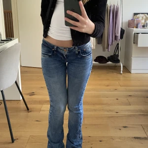 Ltb valerie jeans - Säljer mina fina och sparsamt använda ltb valerie jeans! De är storlek 26 i midjan och 32 i längden, jag är 160💗