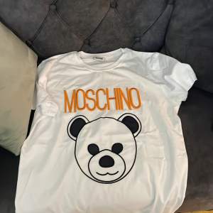 Moschino t shirt oanvänd 