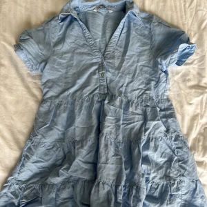 Kort blå klänning  - Kort blå klänning i bra skick!