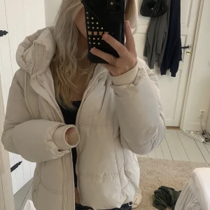 Vinterjacka - Jättefin vinterjacka ifrån Zara, puffer och varm. Köptes förra vintern❤️Pris går absolut att diskutera, Hör av er vid frågor