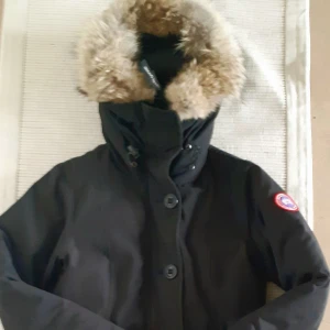 Canada Goose parkas - Självklart en äkta Canada Goose fusion parkas (dam) i mkt gott skick!  Köpt på NK.(ord pris 9999:-) Du får själv stå för ev kemtvätt. Därav priset!