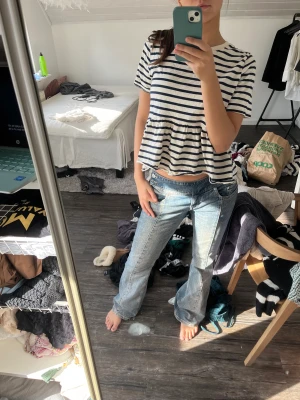 T-shirt  - En tröja från zara med volang. I bra sick. Passar inte mig längre och använd fåtal gånger 